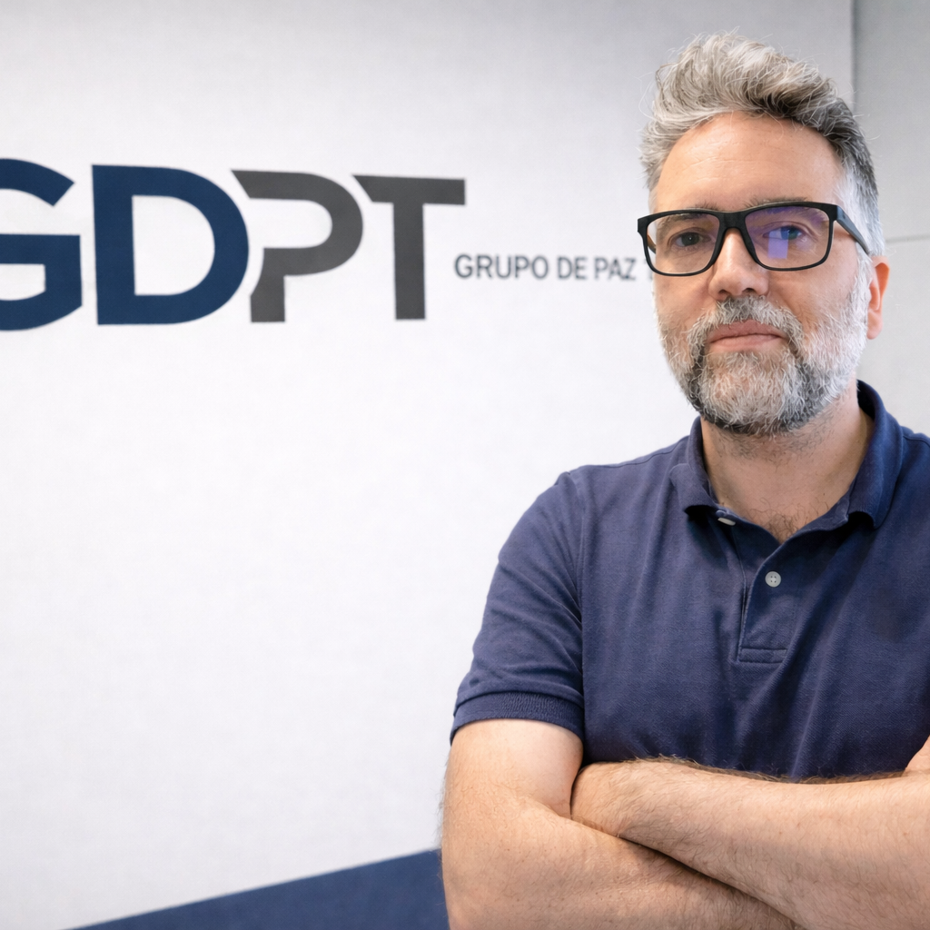 Eduardo De Paz Calero Director GDPT Hombre con gafas y cabello canoso, de pie junto al logo de GDPT.